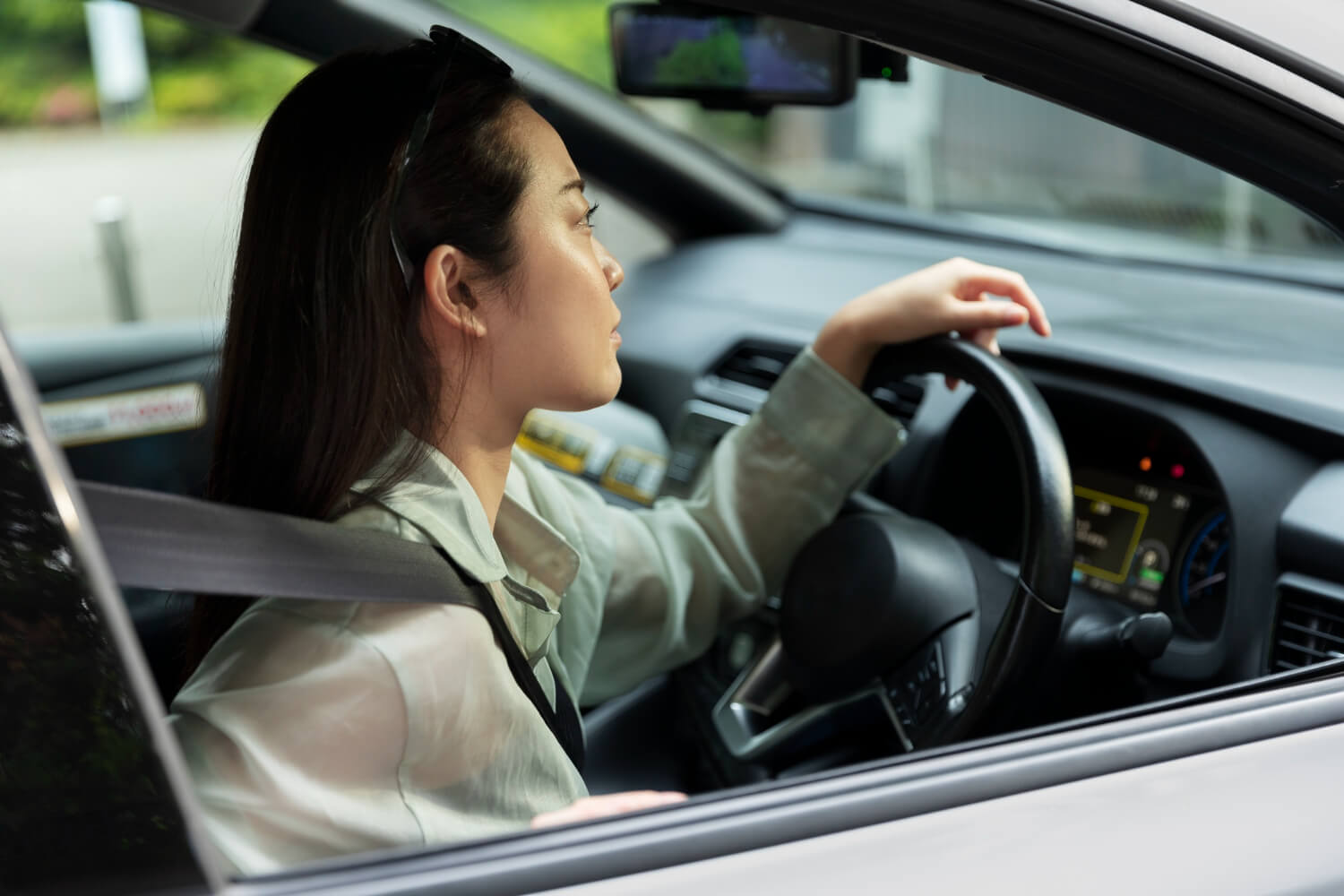 Khusus Pemula, Tips Mengendarai Mobil Manual untuk Wanita 