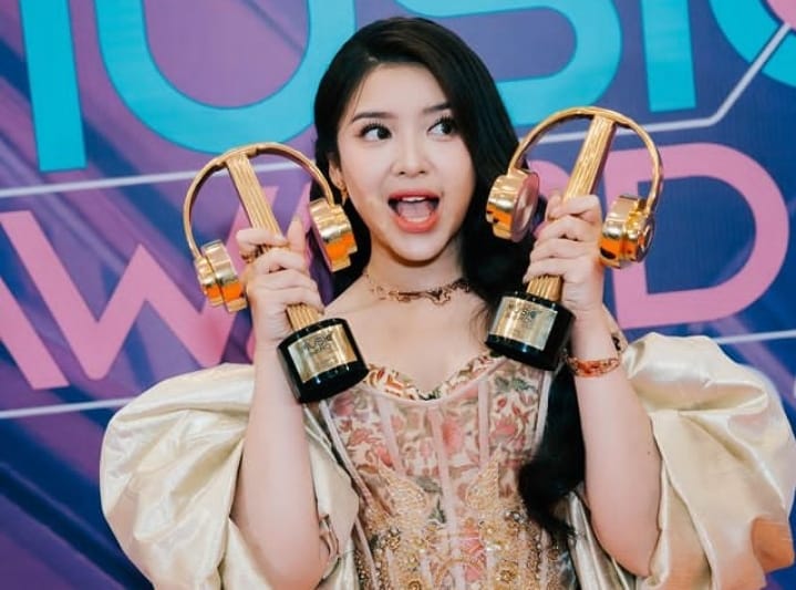 Terima Penghargaan, Penampilan Tiara Andini Pukau Indonesian Music Awards 2024