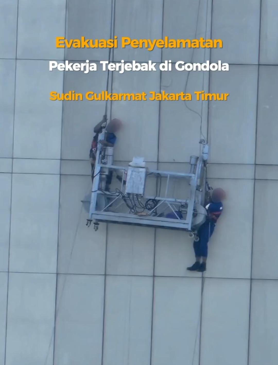 Nyaris Jatuh! Dua Pekerja Terjebak di Atas Gondola dengan Tali Putus Satu di Jakarta Timur