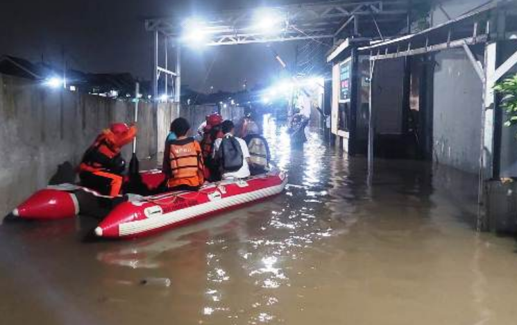 BPBD Kerahkan Perahu Karet Angkut Warga Terdampak Banjir di Puri Bintaro Indah 
