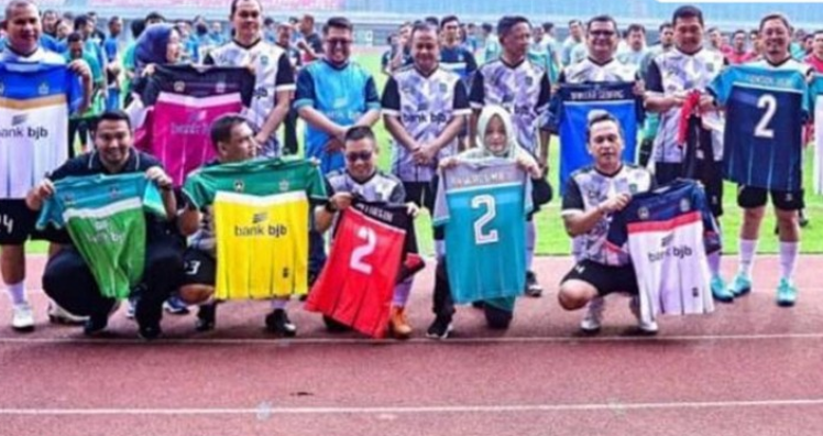 Camat Kota Bekasi Pamer Kaos Jersey Nomor 2, Dugaan Pelanggaran Netralitas ASN Mencuat