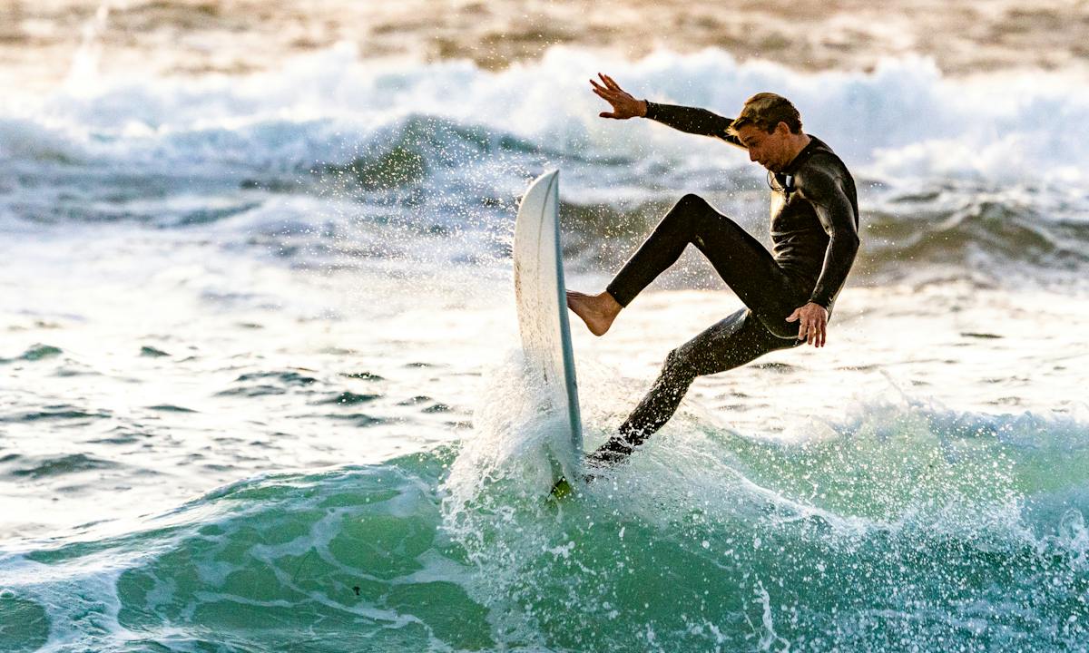 6 Tempat Surfing Terpopuler di Indonesia, Salah Satunya Rumah Bagi Ombak Legendaris