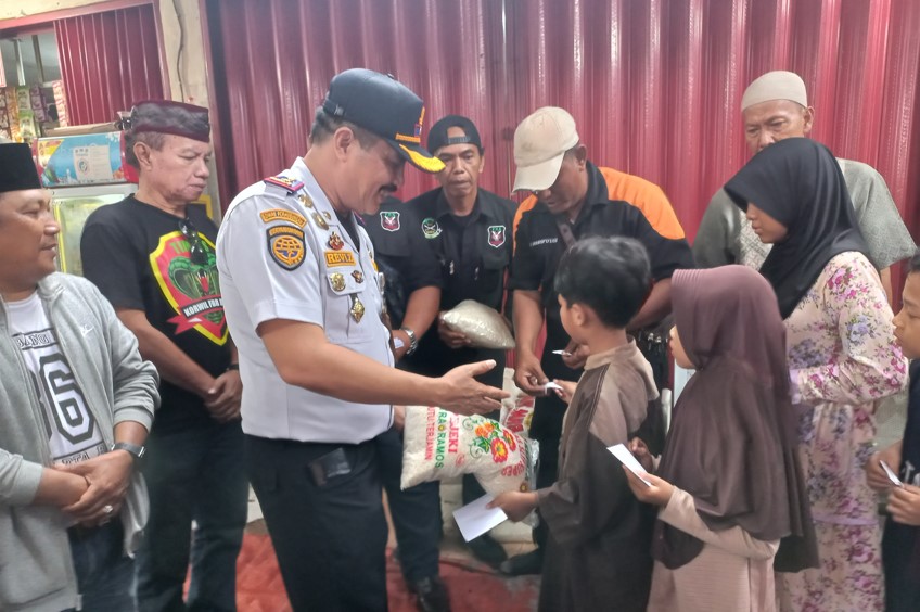 Kepala Terminal Kalideres bersama FBR Kelabang Merah Memberikan Santunan Kepada Anak Yatim