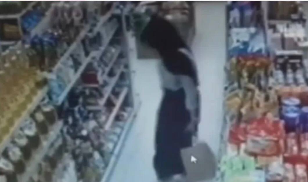 Agak Laen! Seorang Wanita Terekam CCTV Buang Air Kecil Alias Pipis di Minimarket