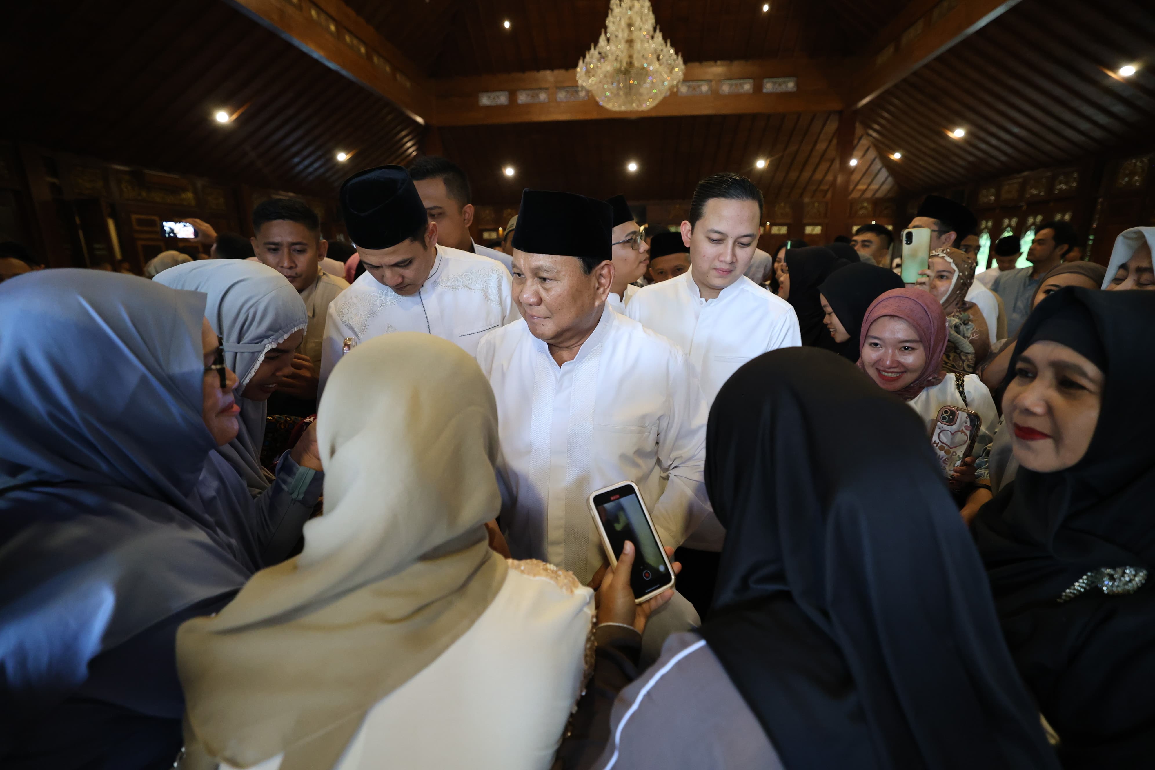 Prabowo Laksanakan Sholat Iduladha 1445 H di Masjid Nurul Wathan Hambalang