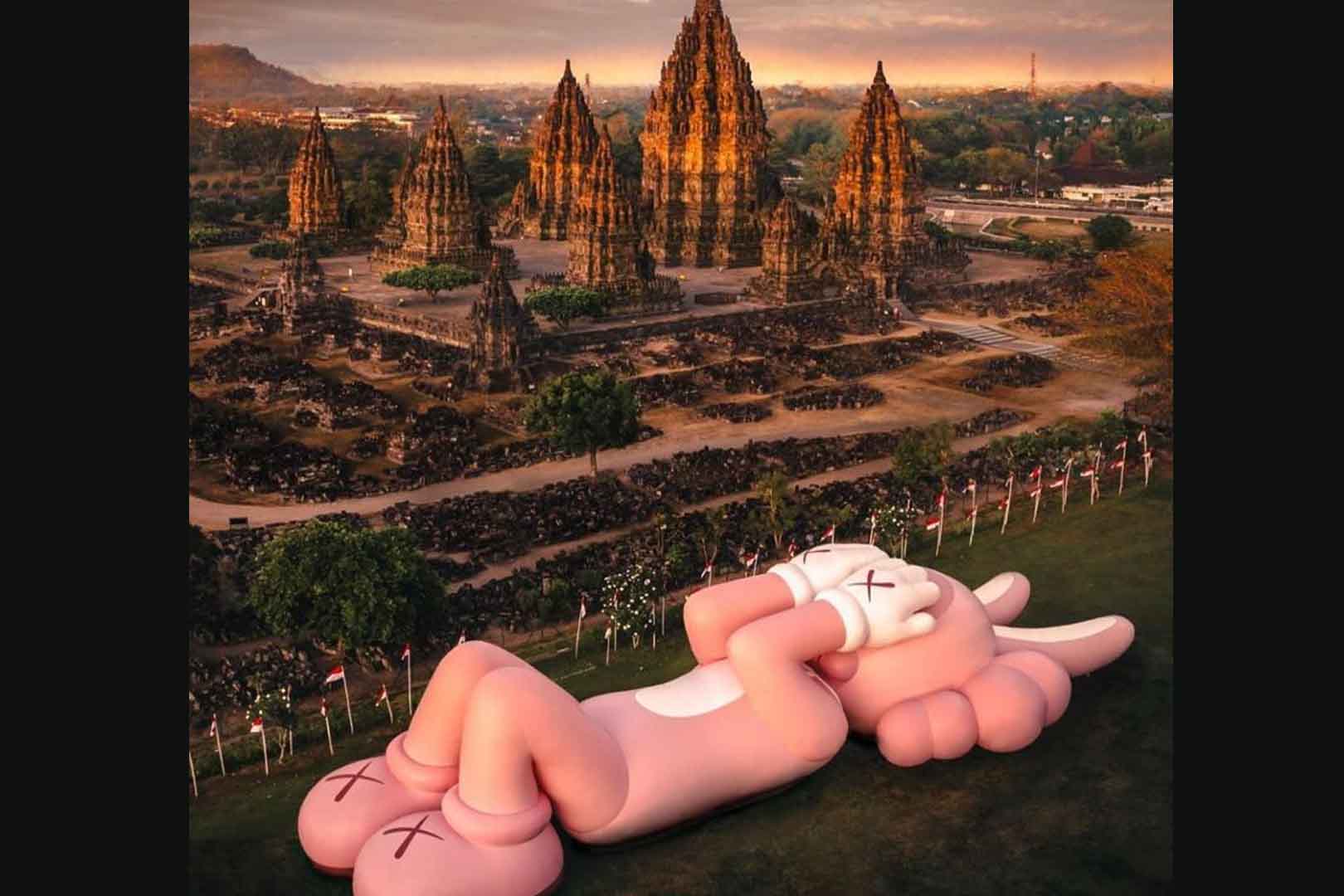 Patung Raksasa Ikonik KAWS Tergeletak Di Pelataran Candi Prambanan