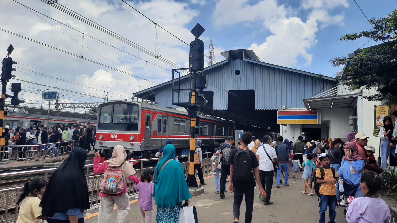 Jangan Asal Makan dan Minum, KAI Buat Aturan Berbuka Puasa di KRL Commuter Line Selama Ramadan 2024