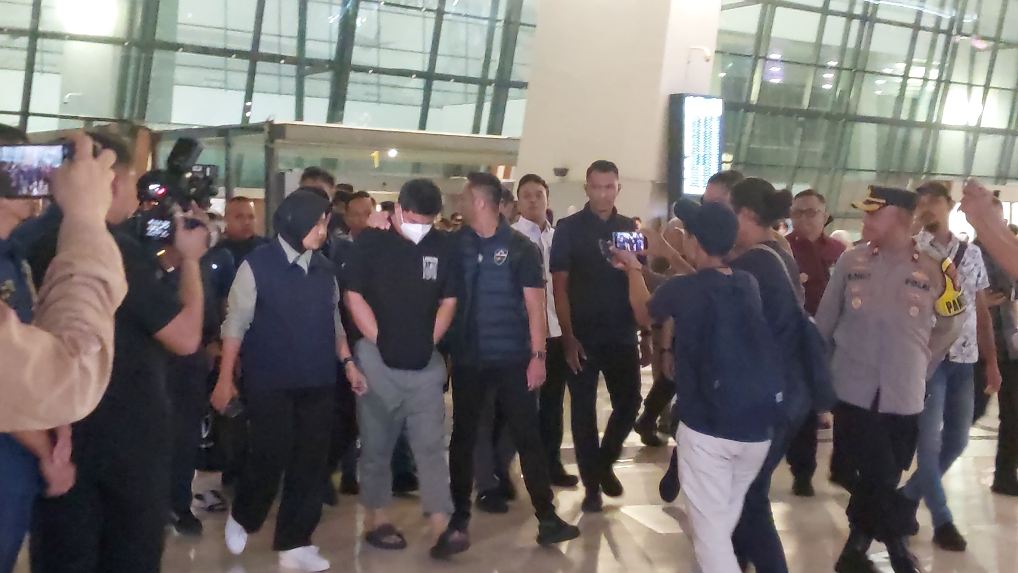 Ditangkap Bareskrim di Filipina, 1 WNI Buron Situs Judol W88 Tiba di Bandara Soetta 