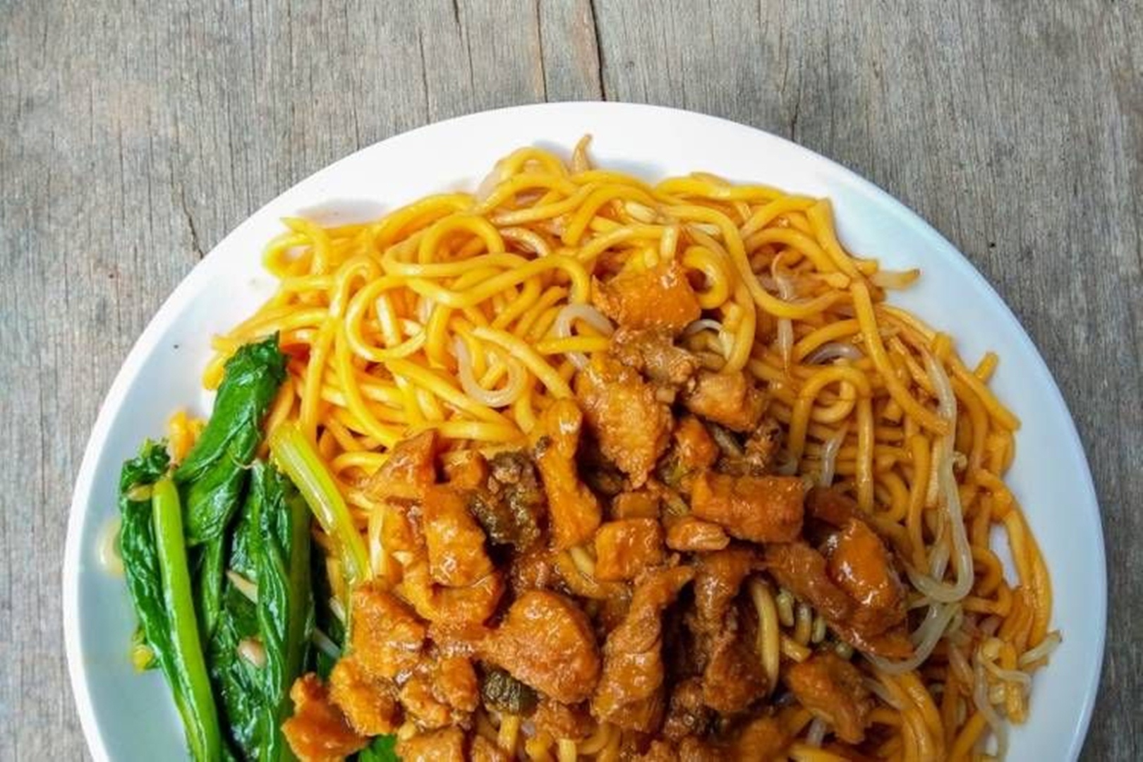 Resep Hari Ini : Membuat Mie Goreng Ayam Pedas ala Rumahan, Gurih dan Lezat!