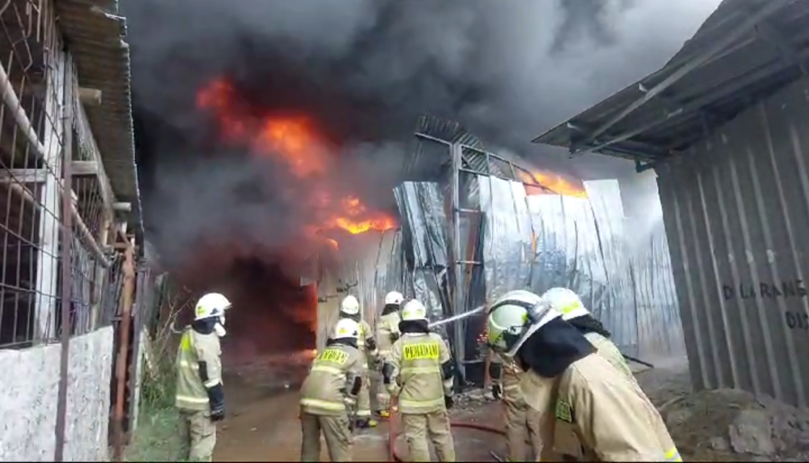 Kebakaran Lapak di Kalideres Diduga Gegara Korsleting Mesin Giling, Api Merambat ke Rumah Warga