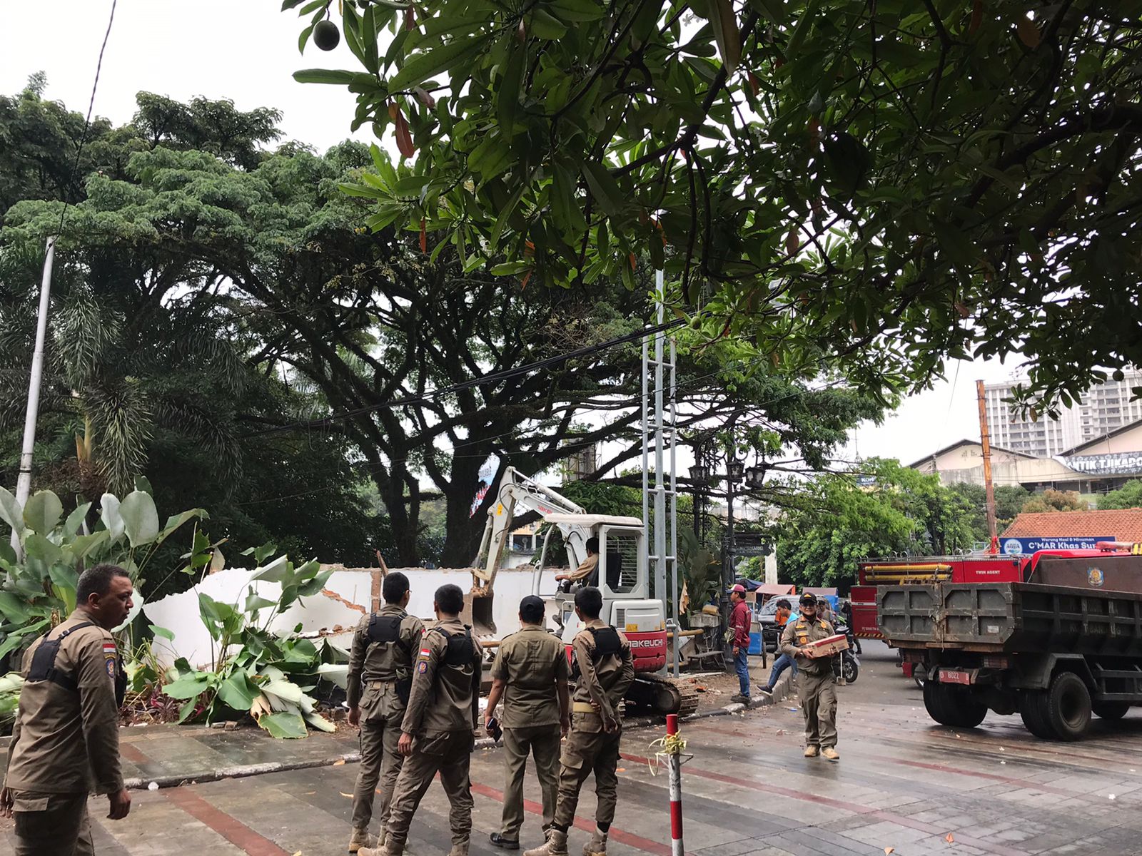 Kembalikan Fungsi RTH, Pemkot Bandung Tertibkan Bangunan Liar di Cikapundung River Spot