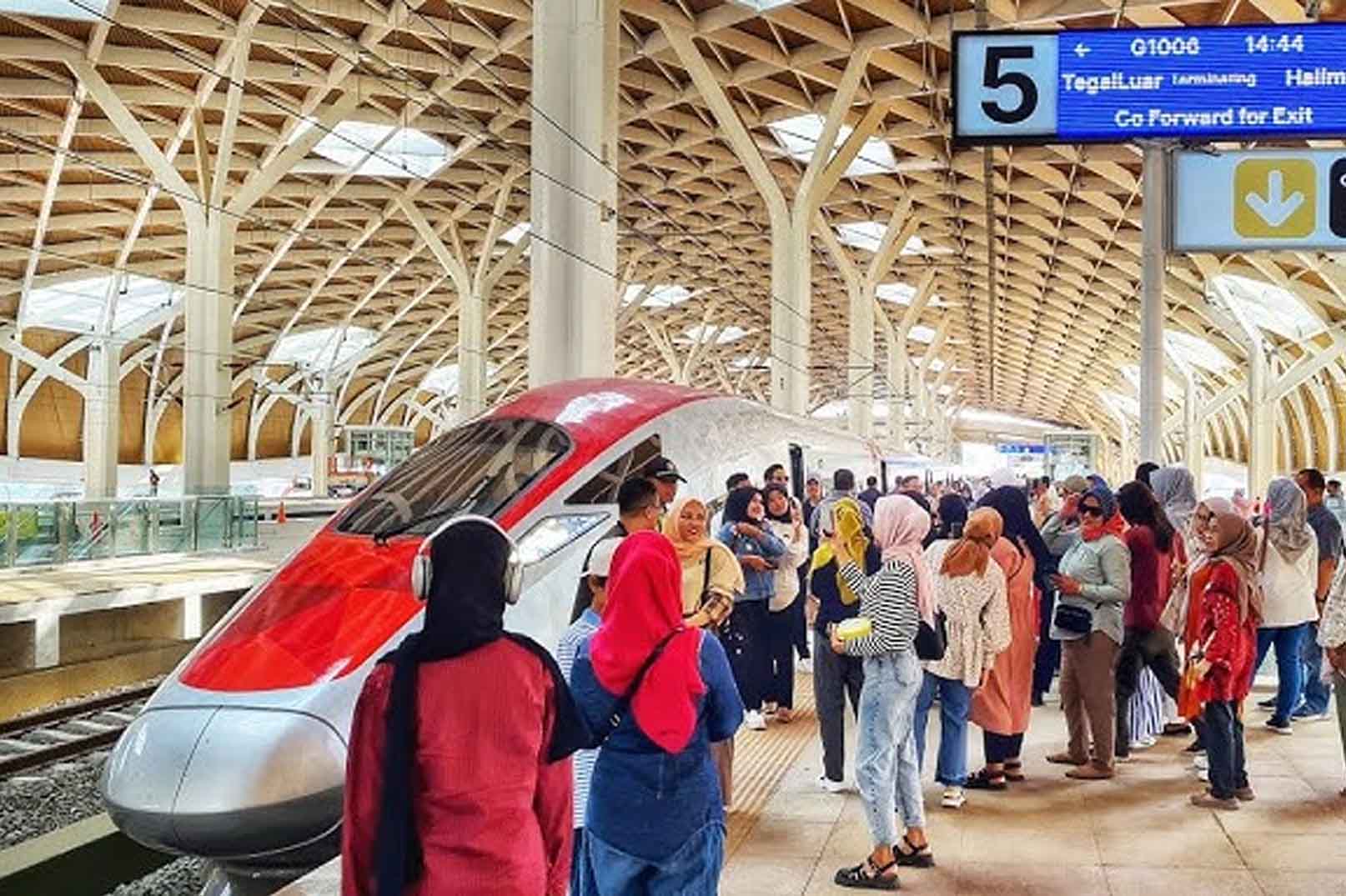 Pergi ke Jakarta-Bandung dan Sebaliknya cuma 30 menit? Ini Cara Naik Kereta Cepat