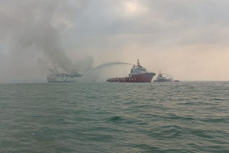 Kapal Penumpang KM Kirana I Terbakar di Laut Semarang