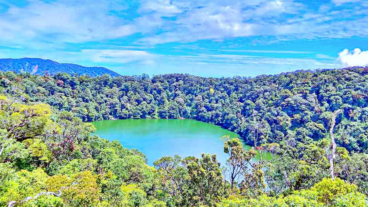 Danau Kawah, Bentukan Alam nan Cantik di Puncak Gunung Daun Bengkulu
