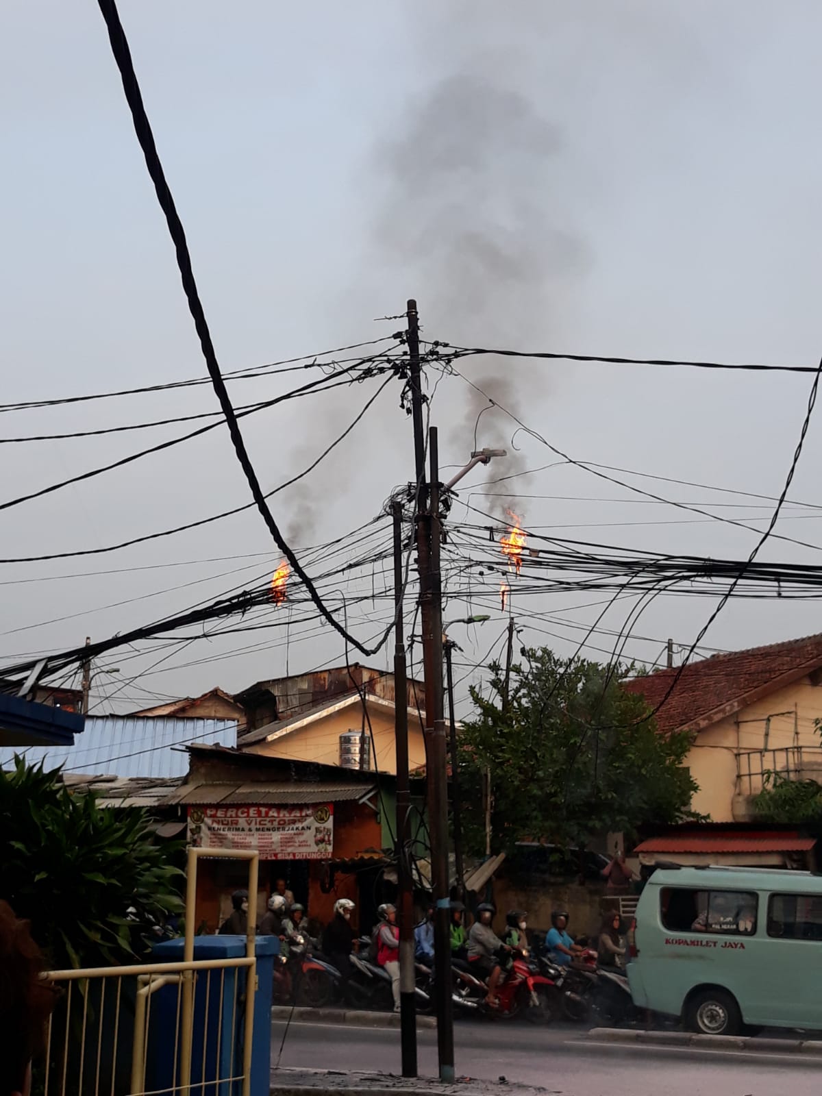 Kebakaran Kabel Listrik Depan Kampus Widuri Palmerah Pagi Ini, Satpol PP dan Pasukan Orange Ambil Langkah Cepat