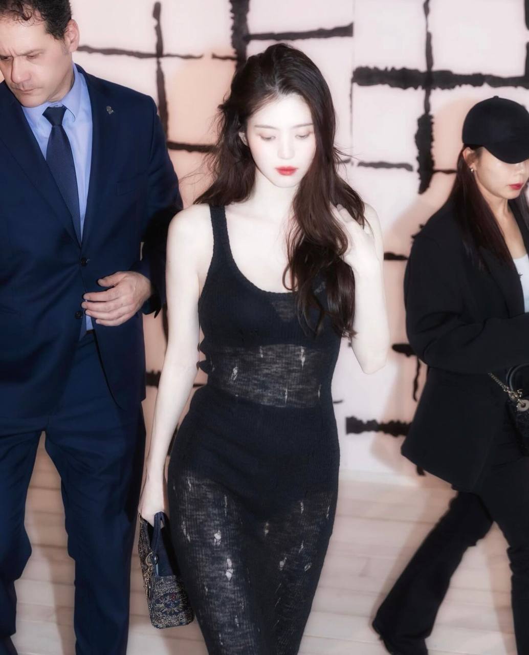 Aura Kecantikan Han So Hee Memikat Hati Para Penggemar di Acara Dior Haute Couture