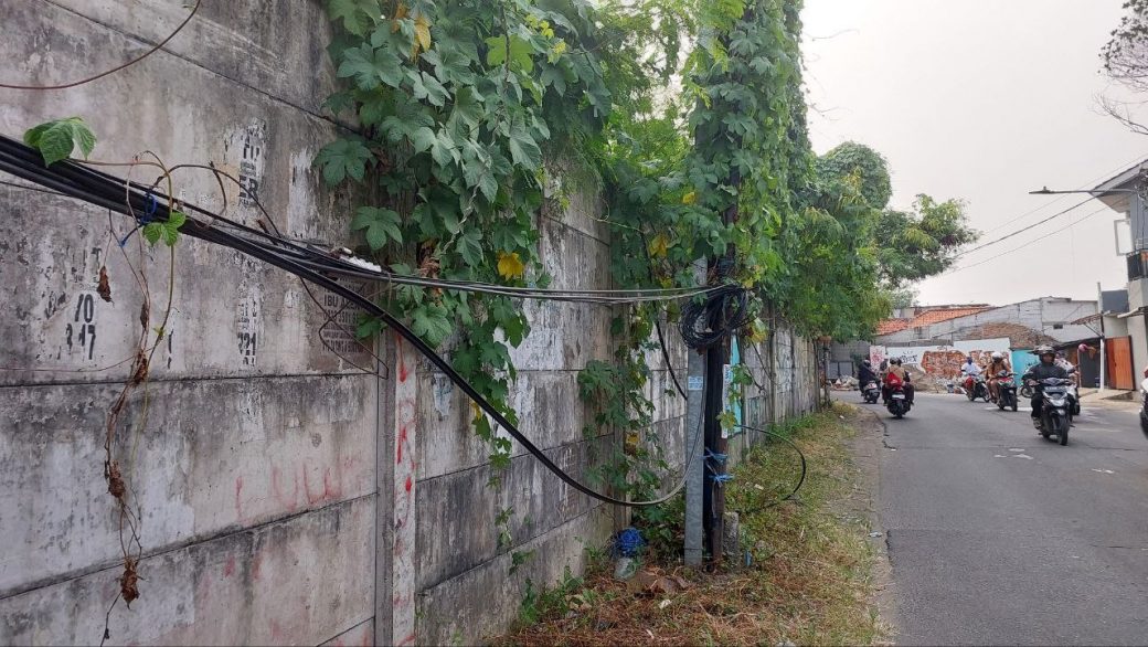 Jaga Estetika, DBMSDA Kota Bekasi Bakal Turunkan Kabel yang Melintang