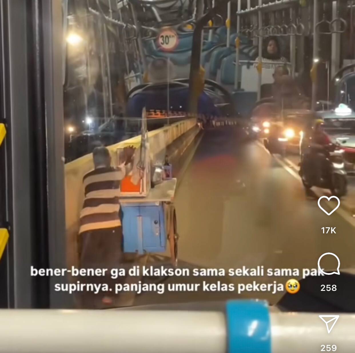 Respect! Tanpa Klakson, Adab Sopir Bus Transjakarta Ini Tuai Pujian Usai Sabar Berjalan di Belakang Pedagang