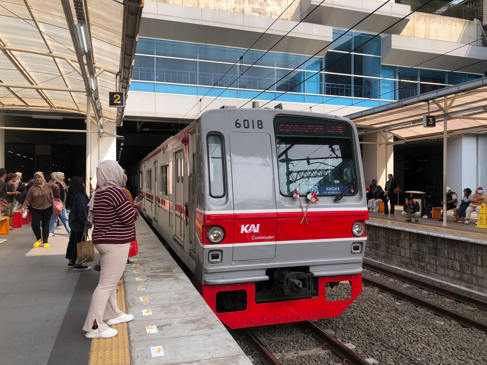 KAI Commuter Kerahkan Pengamanan Ekstra di Stasiun Palmerah dan Manggarai Jelang Misa Akbar di GBK