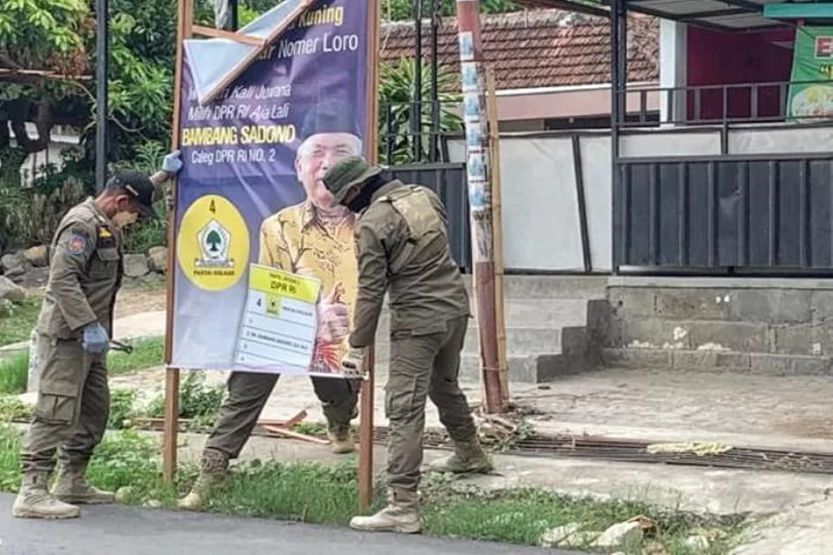 APK dan Iklan Caleg Terpasang Semrawut di Depok, Bawaslu Bertindak