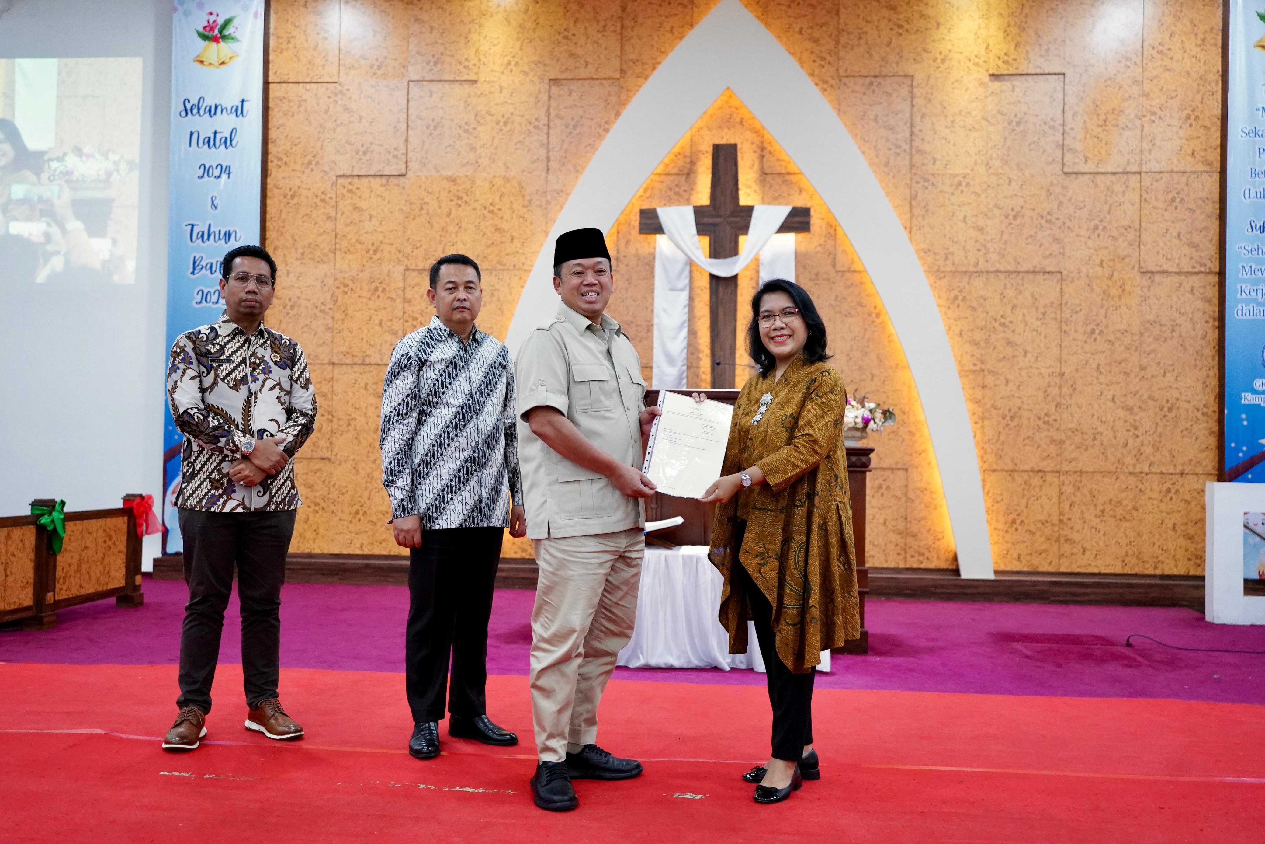 Jamin Keamanan Ibadah, Jelang Perayaan Natal Menteri Nusron Serahkan Sertipikat Gereja yang Berdiri Sejak 1968