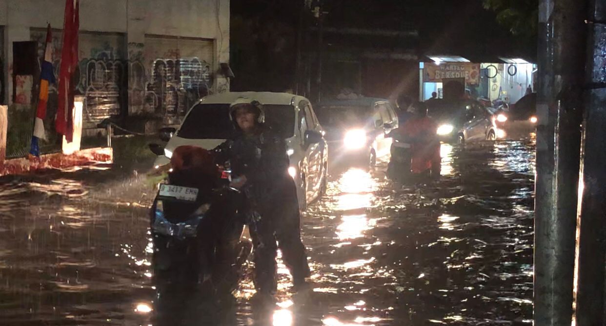 Pemotor Nekat Terobos Banjir hingga Selutut Orang Dewasa di Jambore Cibubur, Belasan Motor Mogok 