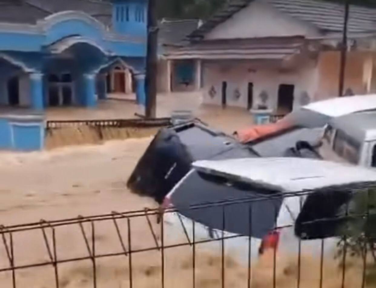 Ngeri! Detik-detik Banjir Bandang Terjang Sukabumi hingga Hanyutkan 6 Mobil Minibus 