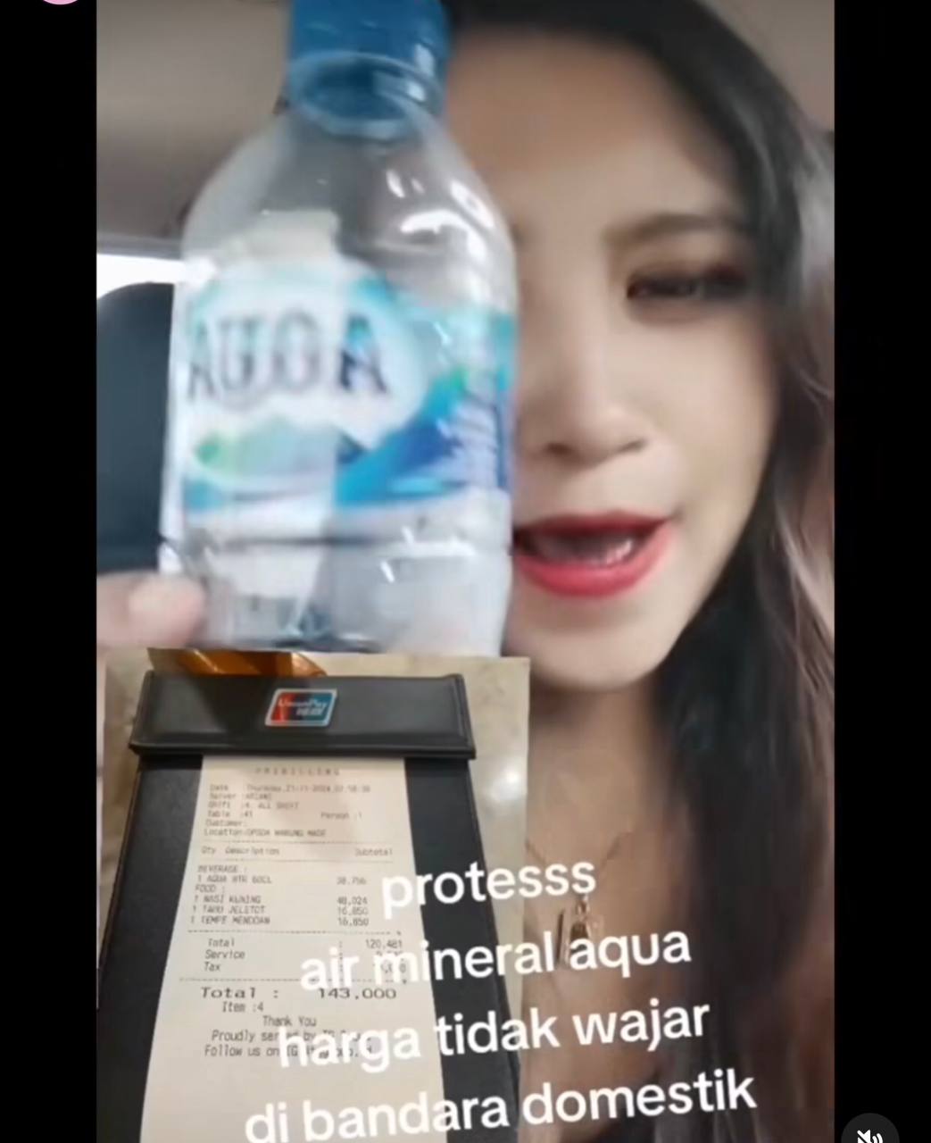 Viral! Seorang Wanita Protes di Media Sosialnya Gegara Beli Air Mineral di Bandara Tapi Harganya Tidak Wajar