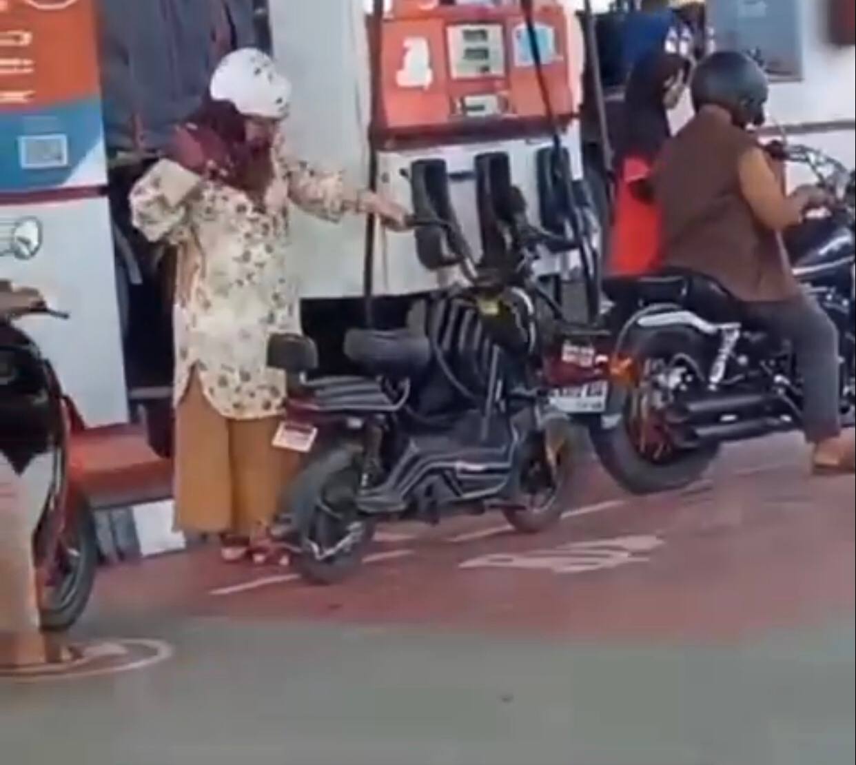 Viral! Momen Kocak Seorang Ibu-ibu Ngantri di SPBU Padahal Gunakan Sepeda Listrik