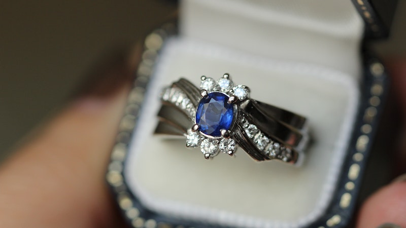 Mengenal Khasiat Cincin Blue Safir, Perhiasan Mewah yang Sering Dipadukan dengan Berlian