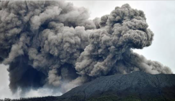 Gunung Marapi Erupsi Disertai Dentuman Keras: Abu Vulkanik Capai 1000 meter