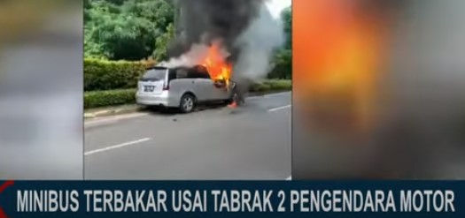 Minibus Terbakar Setelah Tabrak 2 Pengendara Sepeda Motor di Kawasan BSD Tangerang