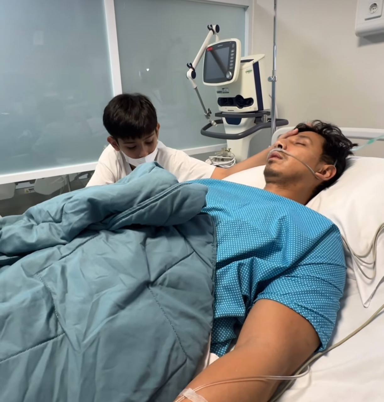 Bikin Haru! King Faaz Bacakan Sholawat di Samping Sonny Septian yang Terbaring Lemah di Rumah Sakit