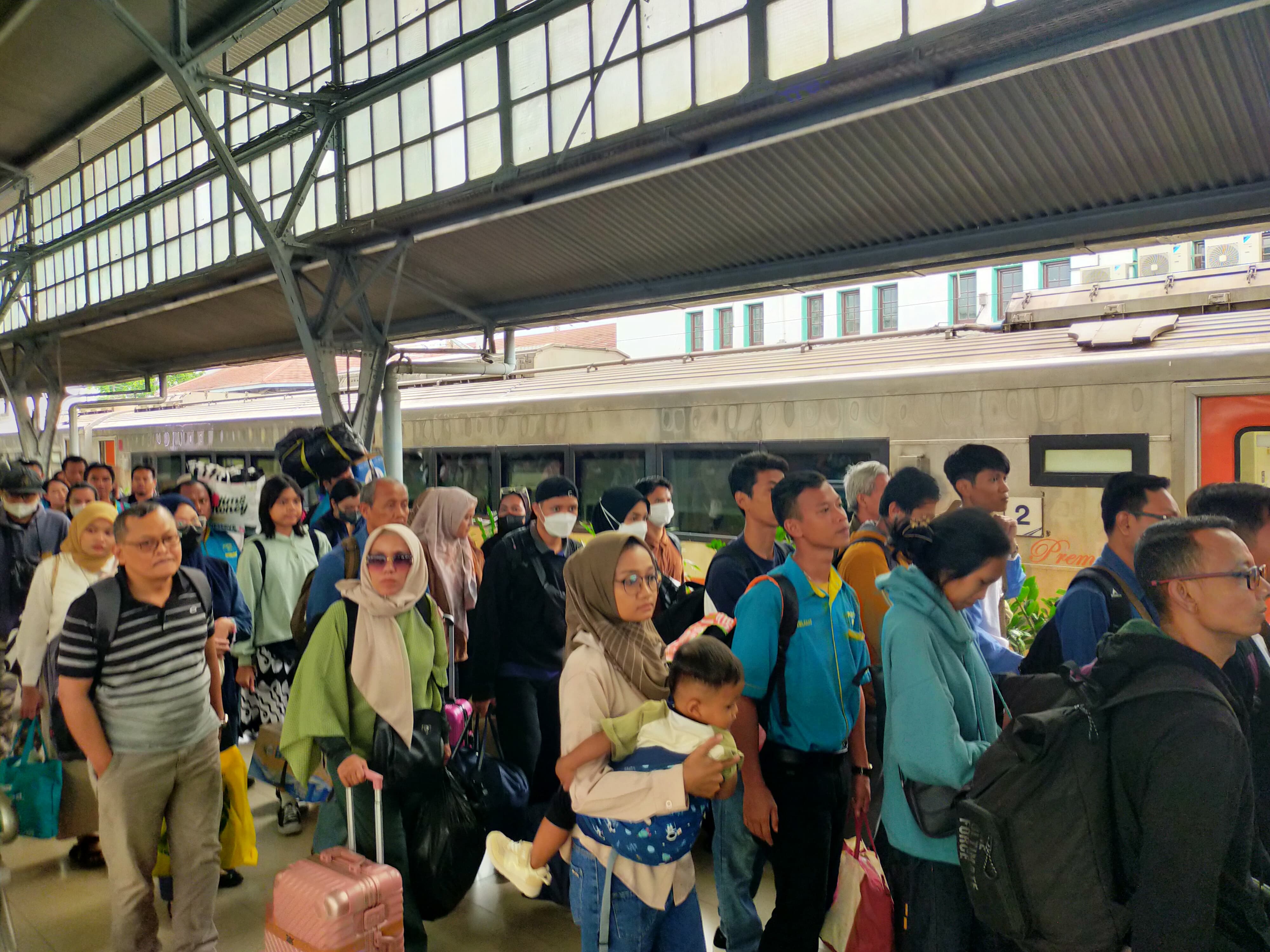 Buruan Pesan! Tiket KA Keberangkatan Gambir dan Pasar Senen Jelang Libur Nataru Sisa 57 Persen