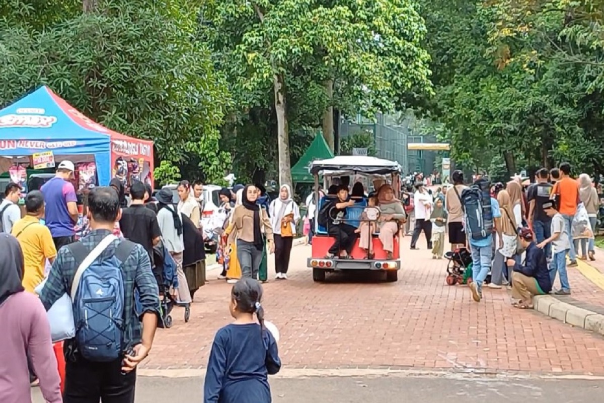 27.135 Pengunjung Padati Taman Margasatwa Ragunan di Hari Libur Natal