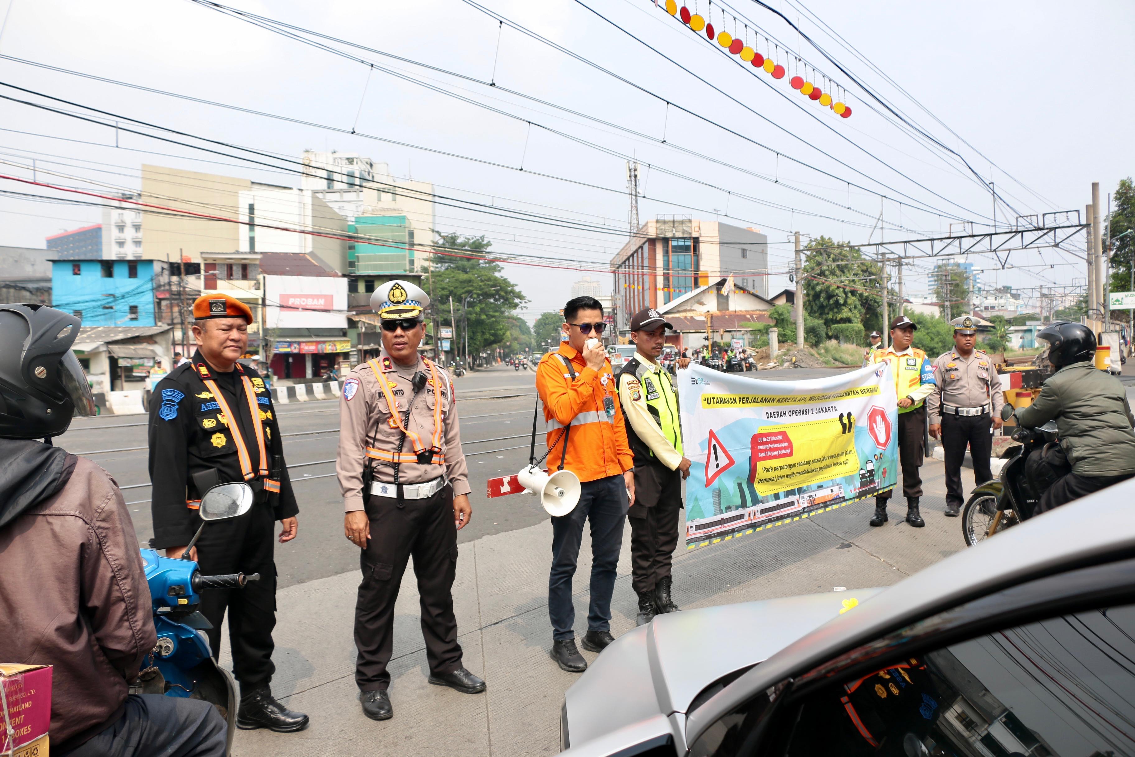 KAI Daop 1 Kembali Bersih-bersih Pengendara Nakal di JPL, 116 Kecelakaan Terjadi Sepanjang 2024