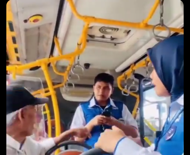 Viral di X! Seorang Bapak Ngotot di Bus Transjakarta Khusus Wanita