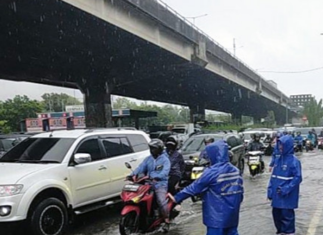 Tergenang Banjir, Jalan Letjend Suprapto Arah Senen Lumpuh