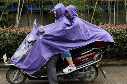 Pemotor Wajib Tahu, Ini Akibat Fatal Gunakan Jas Hujan Ponco saat Berkendara