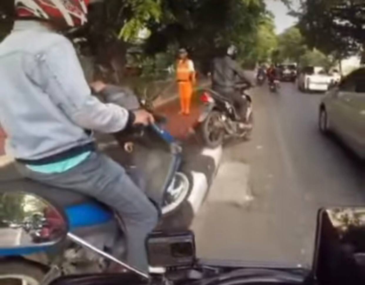 Viral! Petugas Kebersihan Marahi Pengendara Motor yang Nekat Terobos Trotoar di Jakarta