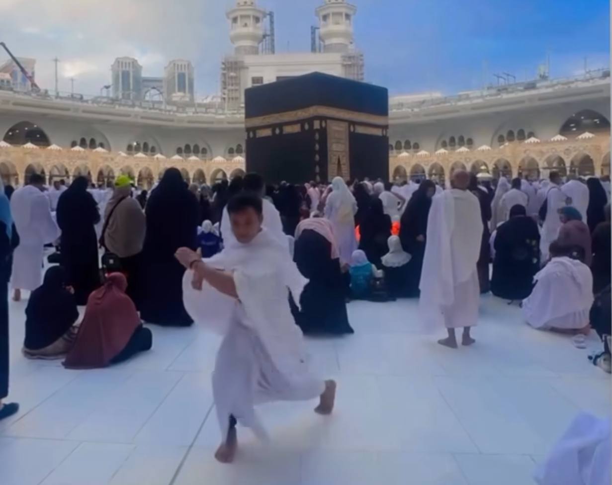 Video Viral! Seorang Pria Peragakan Gerakan Silat di Depan Ka'bah Tuai Kecaman Publik