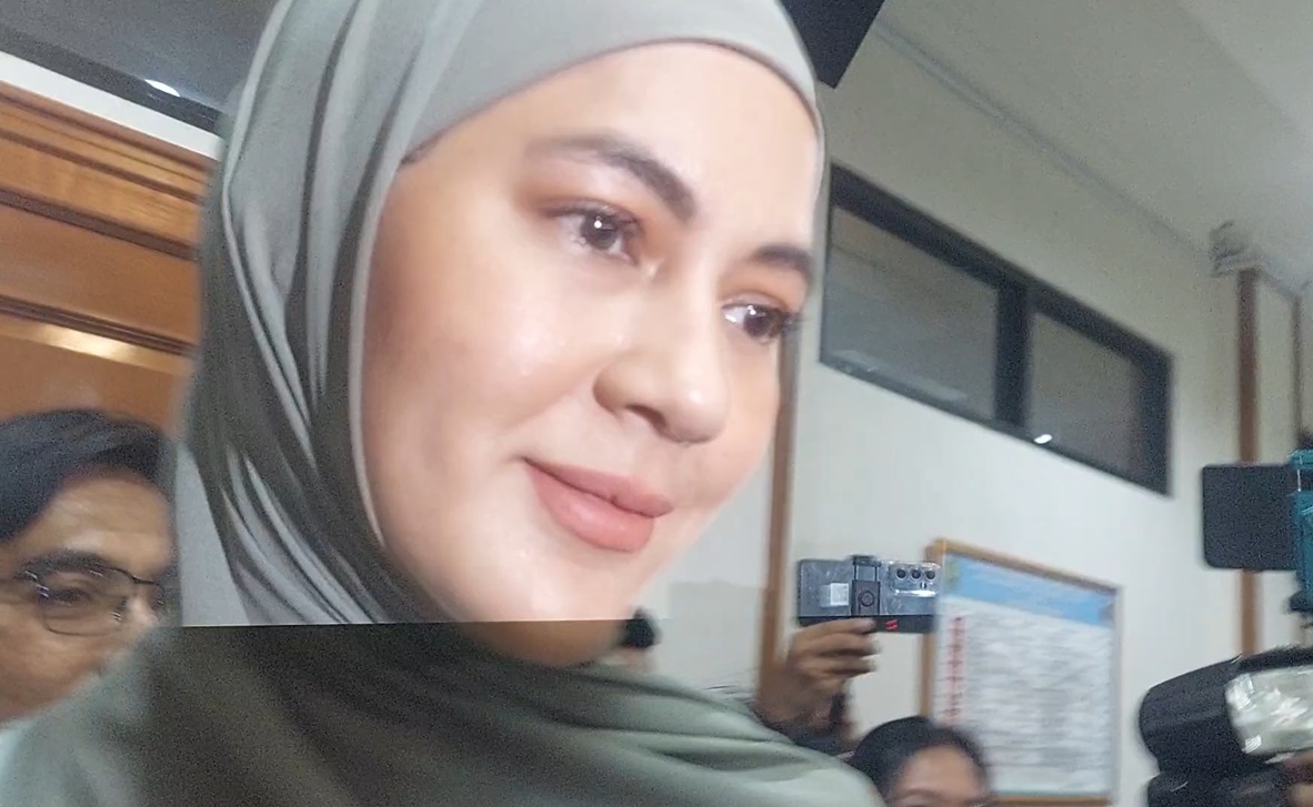 Paula Verhoeven Hanya Lempar Senyum Saat Hadiri Sidang Cerai, Hakim Perintahkan Mediasi