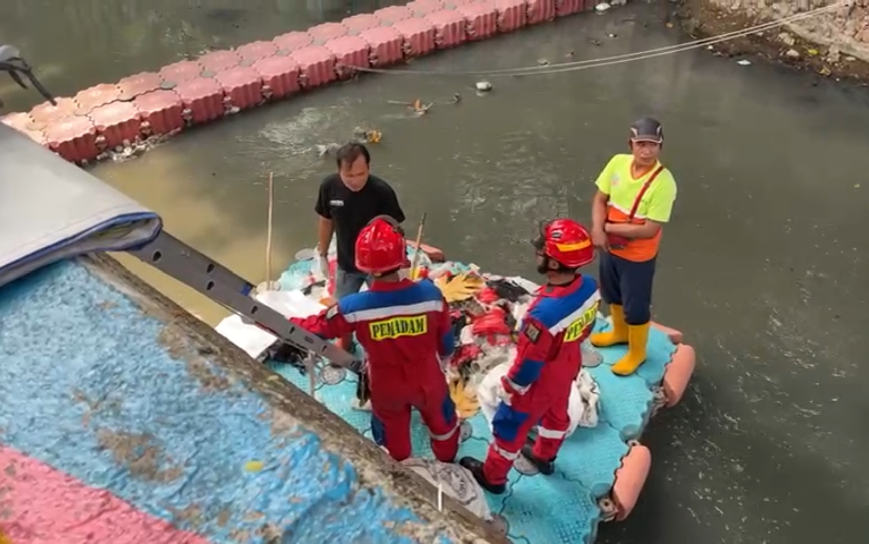 Bikin Geger, Warga Cempaka Putih Temukan Jasad Bayi Mengapung di Tumpukan Sampah