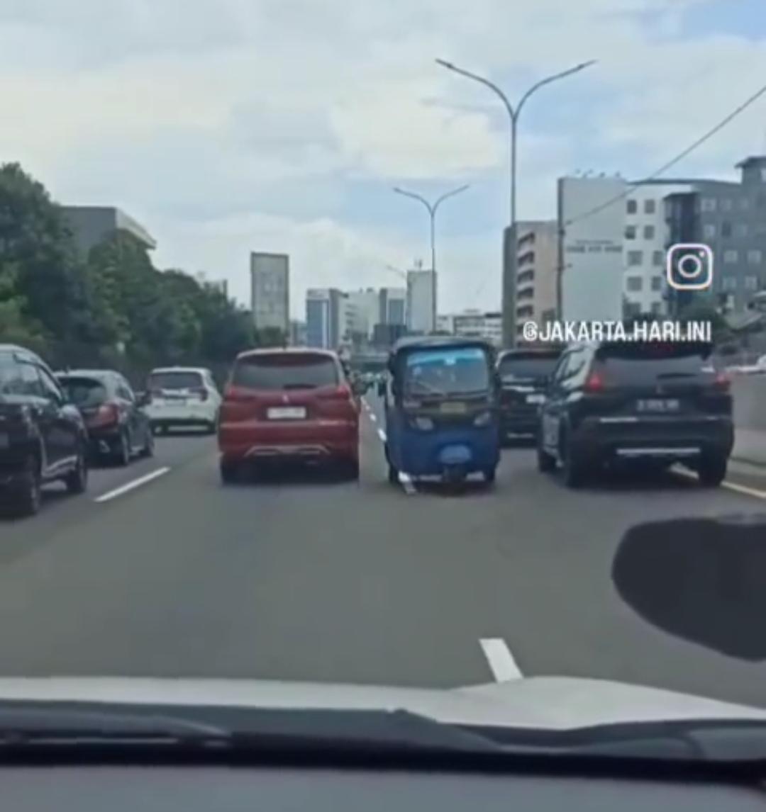 Viral! Bajaj Masuk dan Lawan Arah di Tol Jakarta-Tangerang Akibat Ikuti Google Maps