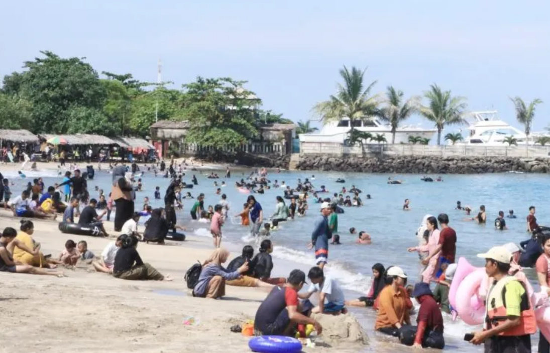 Setengah Juta Orang Kunjungi Pantai di Banten Selama Libur Lebaran 2024