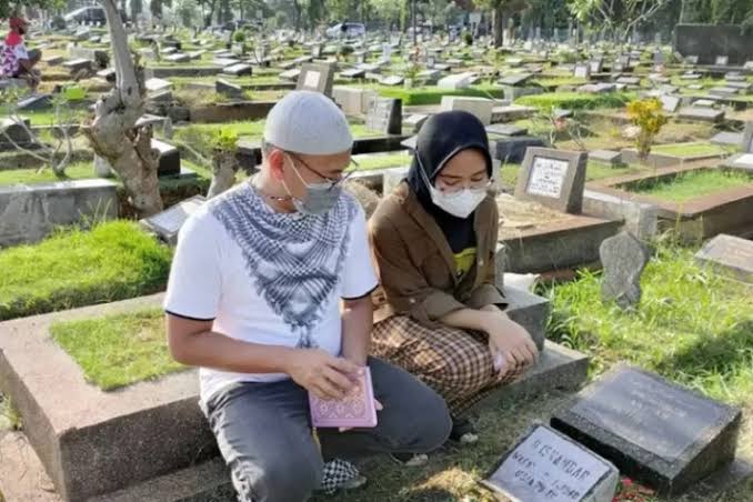 Simak! Tata Cara dan Bacaan Doa Ziarah Kubur dalam Islam