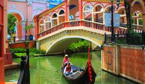 Destinasi Wisata Sungai dan Kanal dengan Gondola, Nikmati Keindahan dan Keromantisan Kota Tua Italia