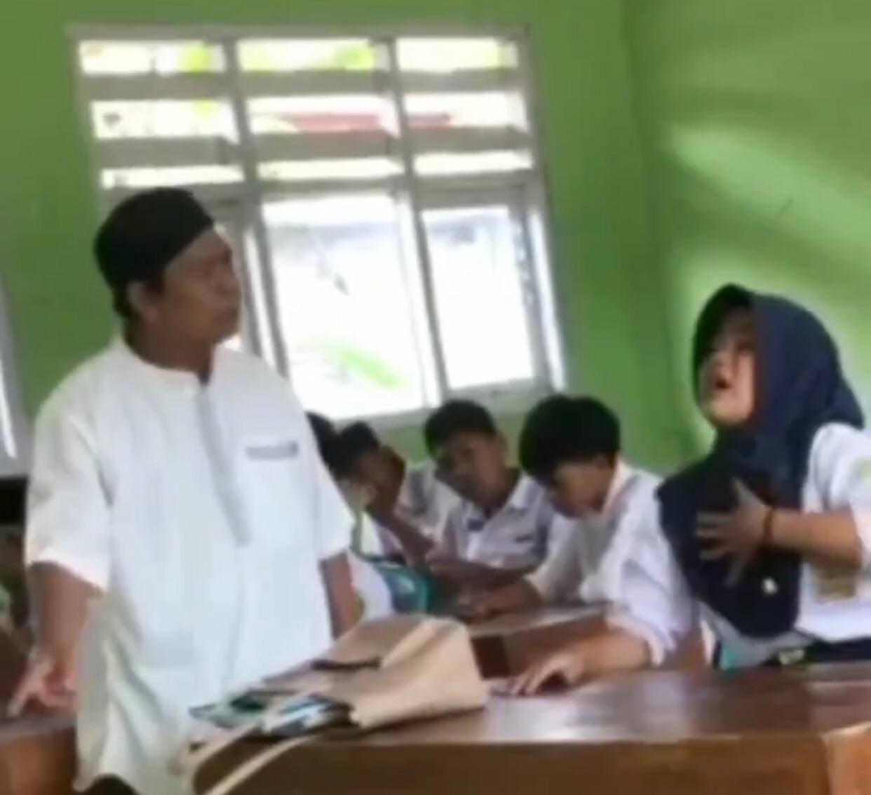 Viral! Kepala Sekolah dan Guru Berkonflik, Sejumlah Siswa MTs di Lampung Diintimidasi