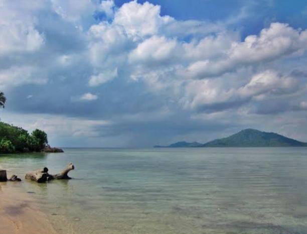 Jelang Tahun Baru, Wisatawan Padati Pantai Lampung