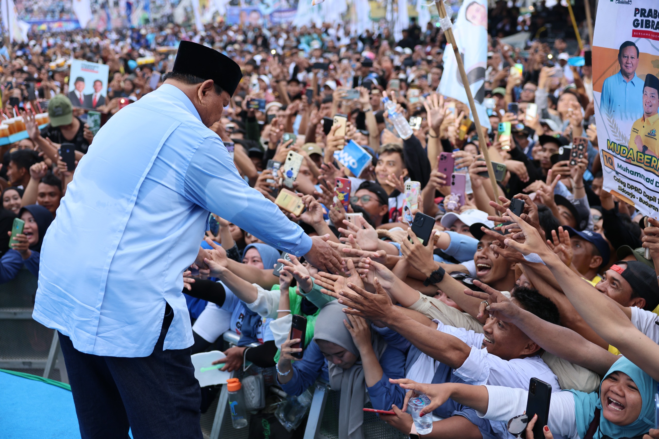 Prabowo Turun Panggung Sapa Ratusan Ribu Masyarakat Jawa Timur di Sidoarjo